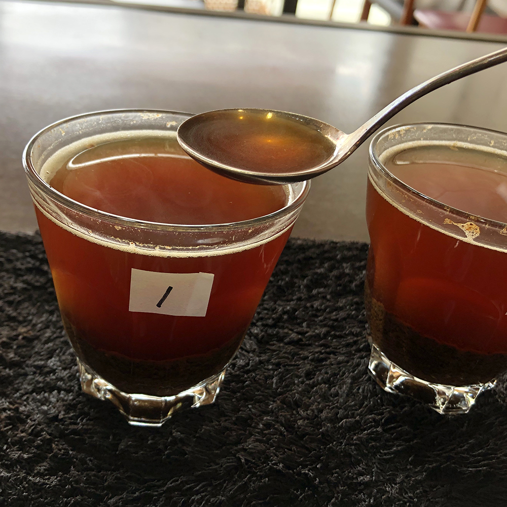 2種類のコーヒーミルで挽いたコーヒー豆を飲み比べする。