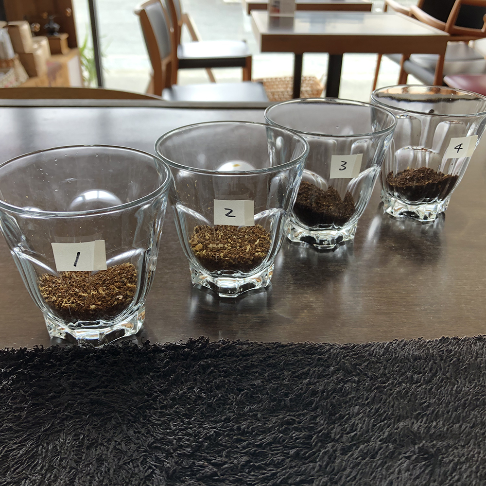 2種類のコーヒーミルで挽いたコーヒー豆を飲み比べする。